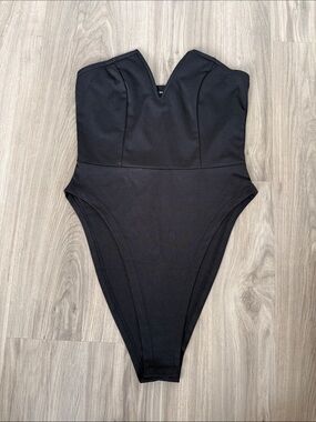 SHEIN Black Strapless V-Notch Bodysuit